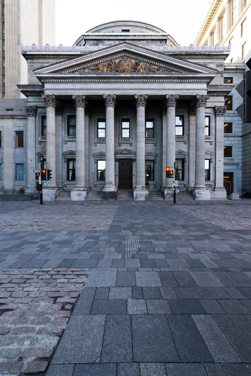 Banca y seguros — edificio financiero corporativo